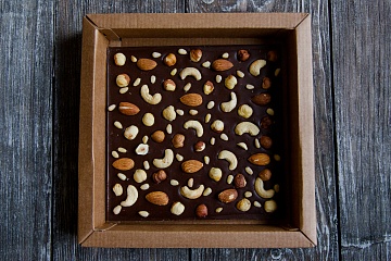 Шоколад тёмный 20х20 см с орехами